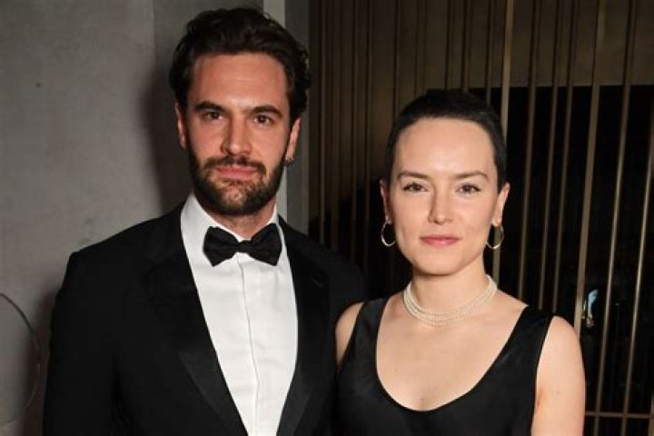 Tom Bateman Keeps Girlfriends And Dating Affairs In Shadows; Secretly