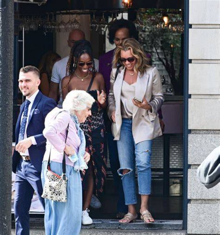 Vanessa Williams steps out with her daughters (photos)