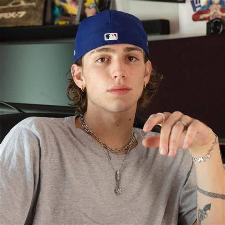 Vinnie Hacker Biography, Wiki, Net Worth, Girlfriend, Family Background