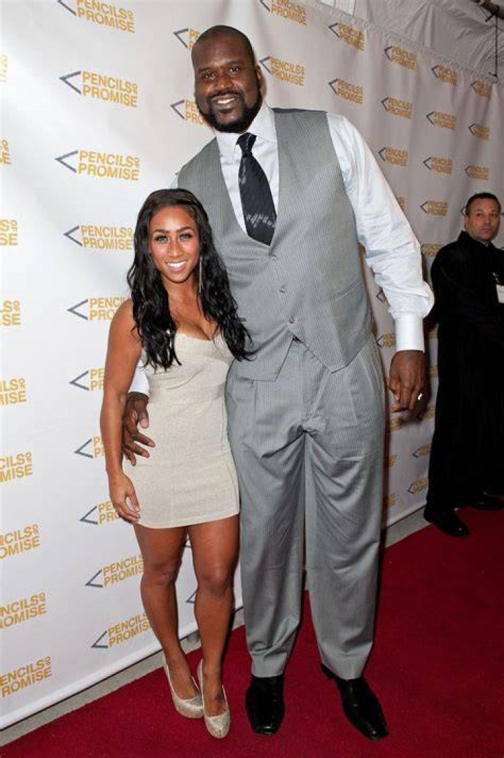 WATCH 325 Lbs Giant Shaquille O'Neal Gets Carried Like a Baby on Live