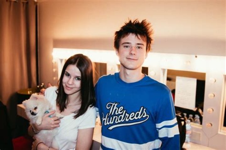 Who Is Alec Benjamin Sister? Meet Alec Benjamin Older Sister Logan