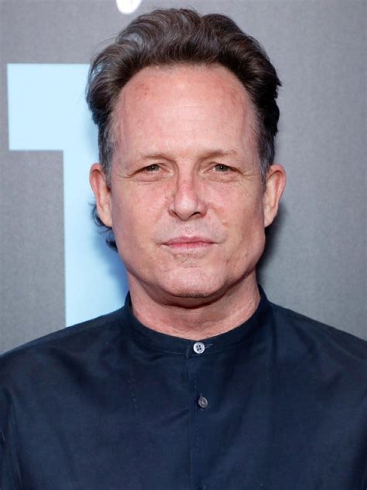 Who is Dean Winters Secret Girlfriend? Facts Surrounding His Love Life