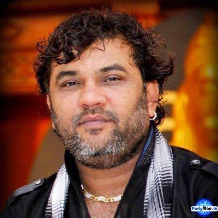 Who is singer Kirtidan Gadhvi biography, age, wife, son, songs and
