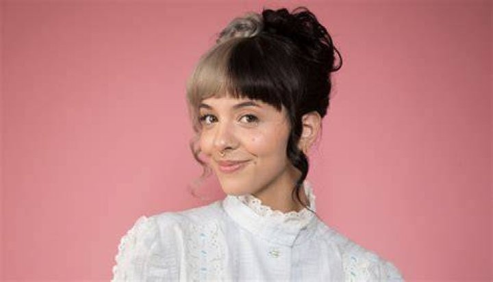 ZoomBlog | Melanie Martinez- Bio, Age, Songs, Net Worth, Boyfriend, Height, Career
